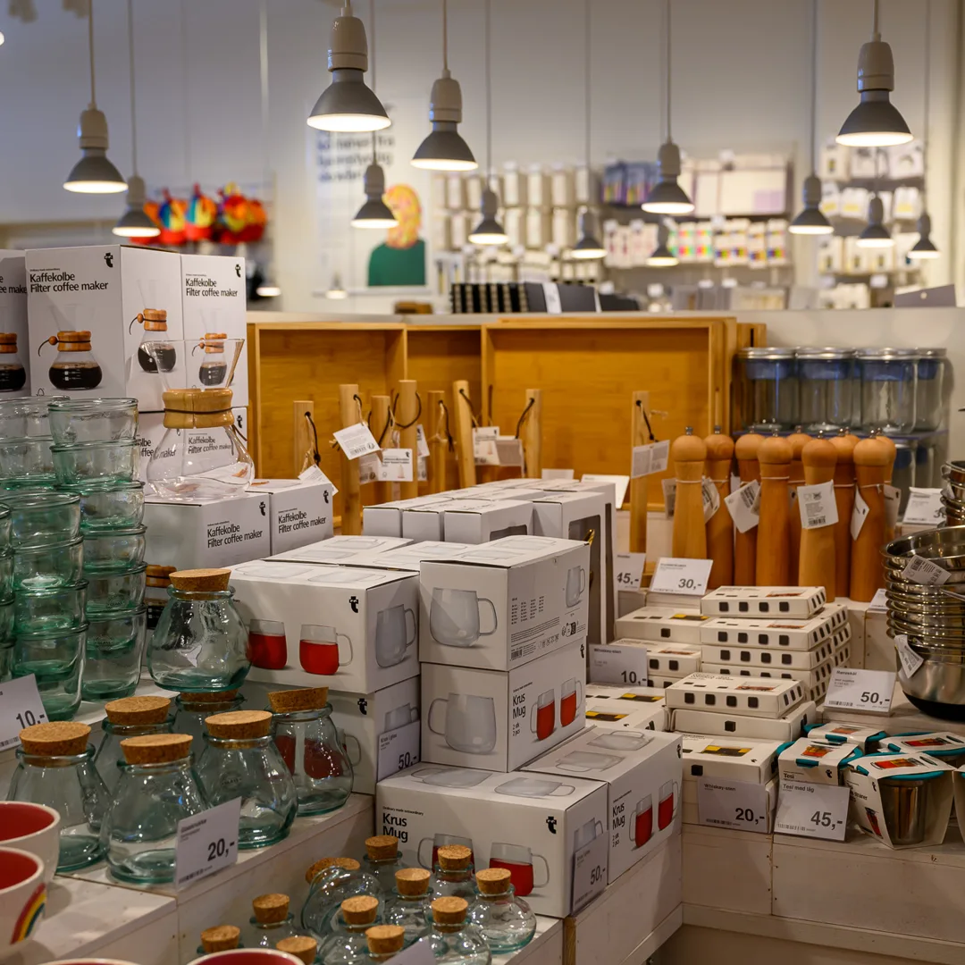 Shop masser af boligtilbehør og køkkenartikler hos Flying Tiger Copenhagen i Taastrup. 