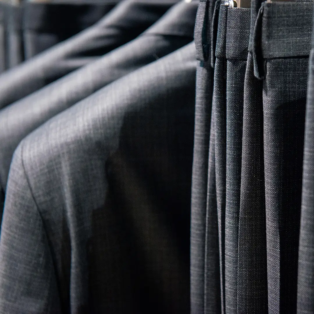 Find jakkesæt af høj kvalitet hos Tøjeksperten, som kan bruges mange år. Mix og match med slips og butterflies i moderigtige farver!