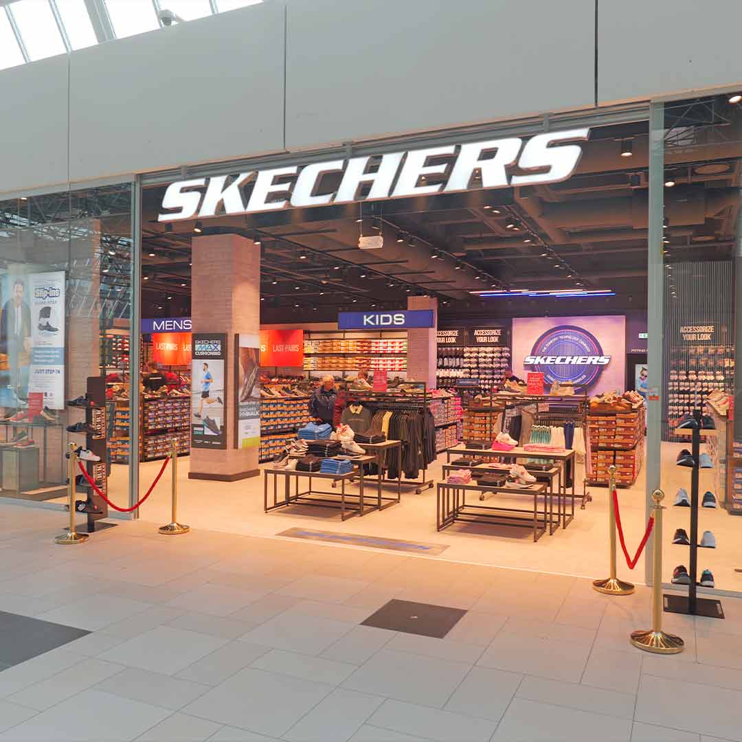 Shop kvalitets fodtøj til skarpe priser til hele familien hos Skechers i Taastrup. 