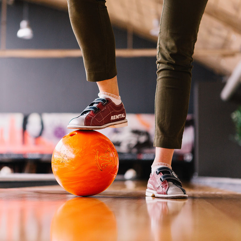 Lav strikes og tag kegler med venner og familie på Cecilie's 18 hyperball baner (bowlingbaner i et mere moderne spilunivers).