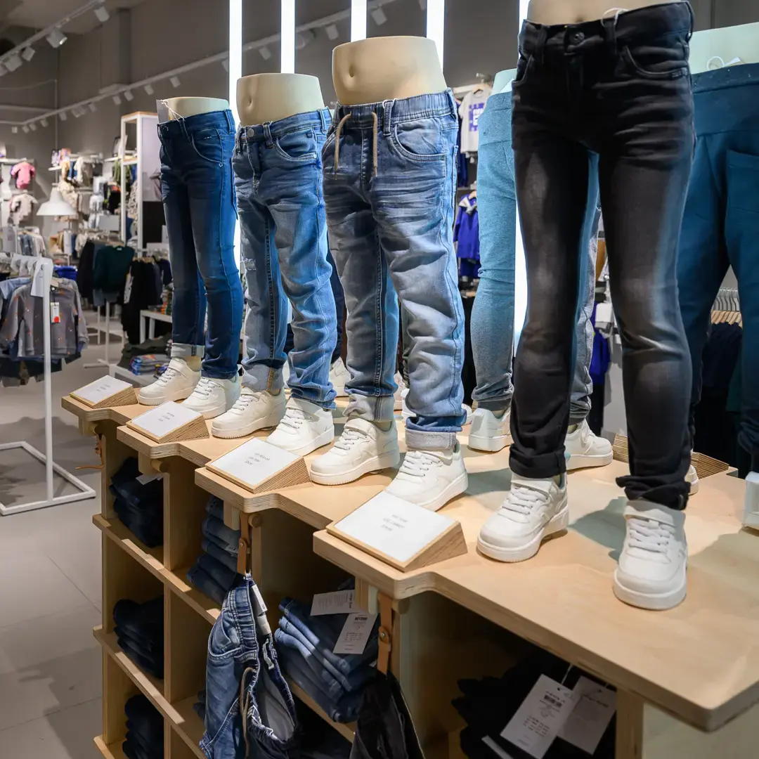Shop bløde denim jeans til børnene hos Name It i City2 Taastrup. 