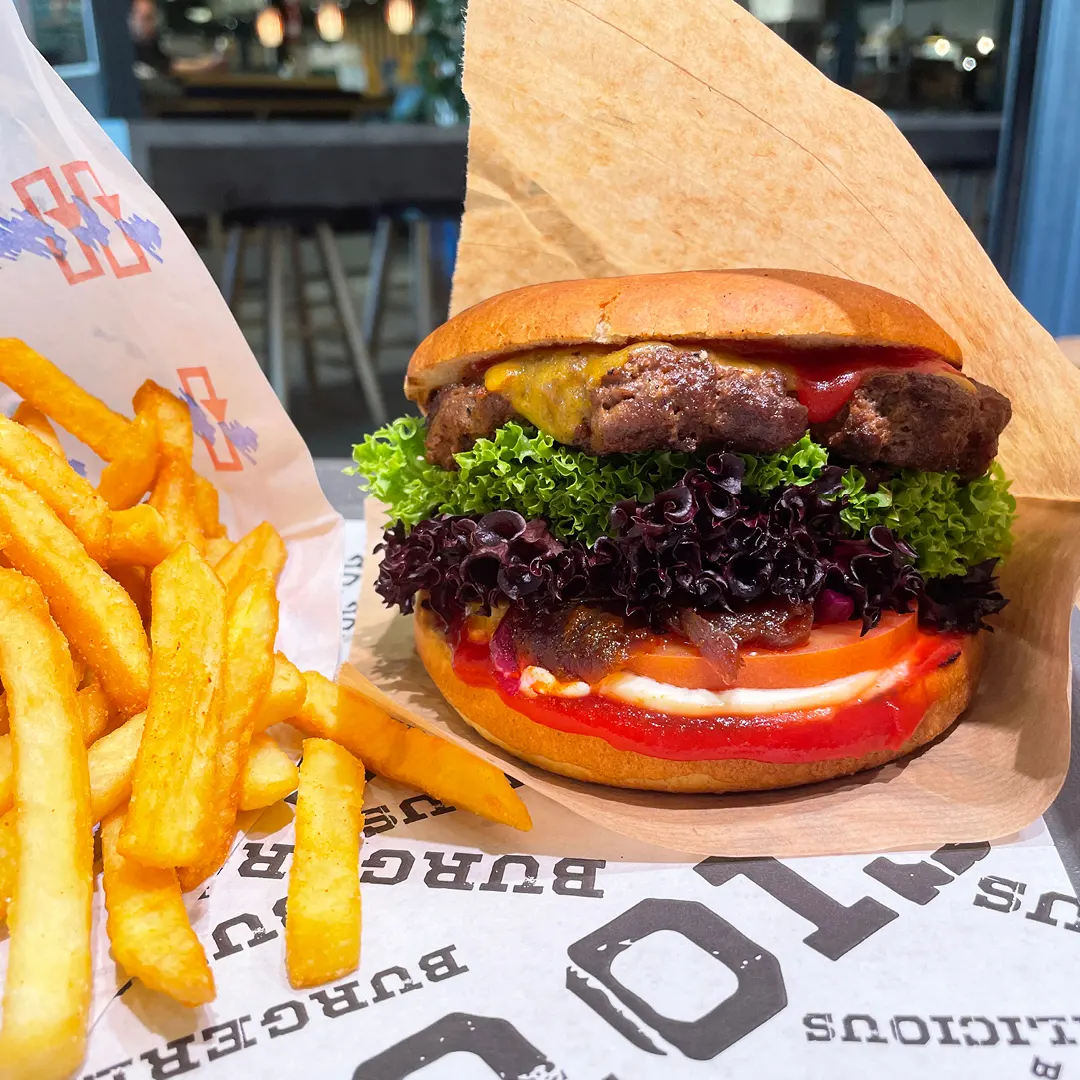 Nyd en saftig og velsmagende burger fra The Burgerlicious & Ribs i City2, Taastrup 