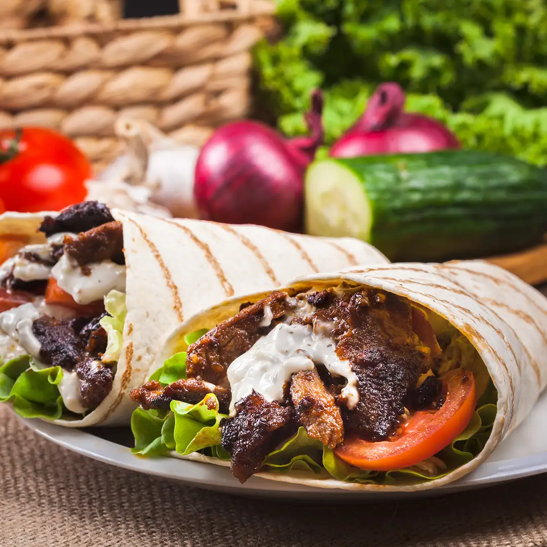 City Kebab i City2 Shawarma fås alle steder, men sjældent af så høj kvalitet som hos City Kebab. Her skærer de selv kødet, marinerer det og steger det skånsomt foran gæsterne. Hos City Kebab har de formået at lave nogle af landets mest kendte fastfoodprodukter om til slowfo